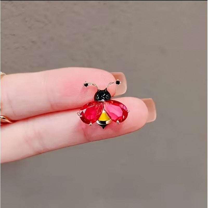 Dekoratīva piespraude kukaiņa formā, sarkana, metāla