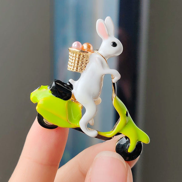 Dekoratīvā piespraude "Zaķis ar olām uz skrejriteņa" (BZ193)