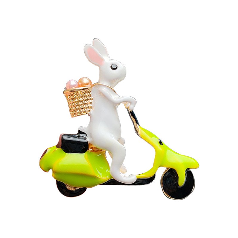 Dekoratīvā piespraude "Zaķis ar olām uz skrejriteņa" (BZ193)