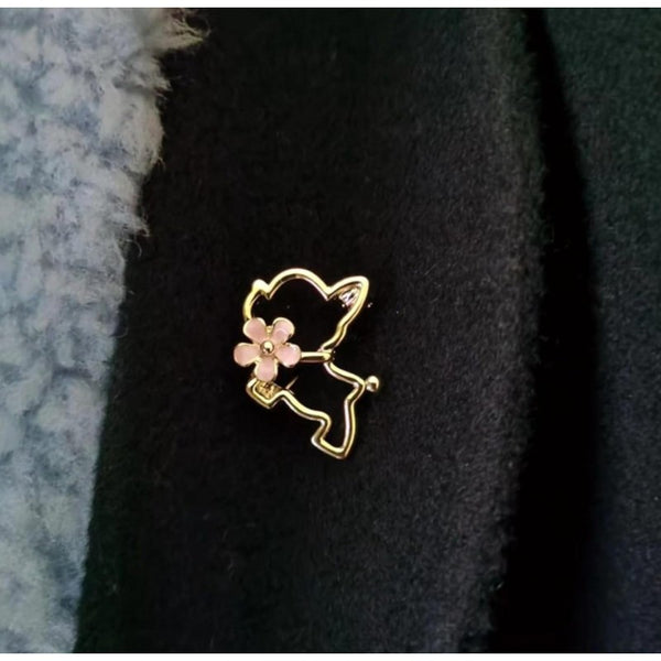 Dekoratīva emaljēta piespraude "Suns ar ziedu" (BZ210)