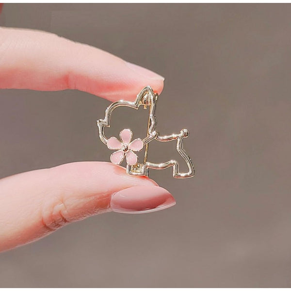 Dekoratīva emaljēta piespraude "Suns ar ziedu" (BZ210)