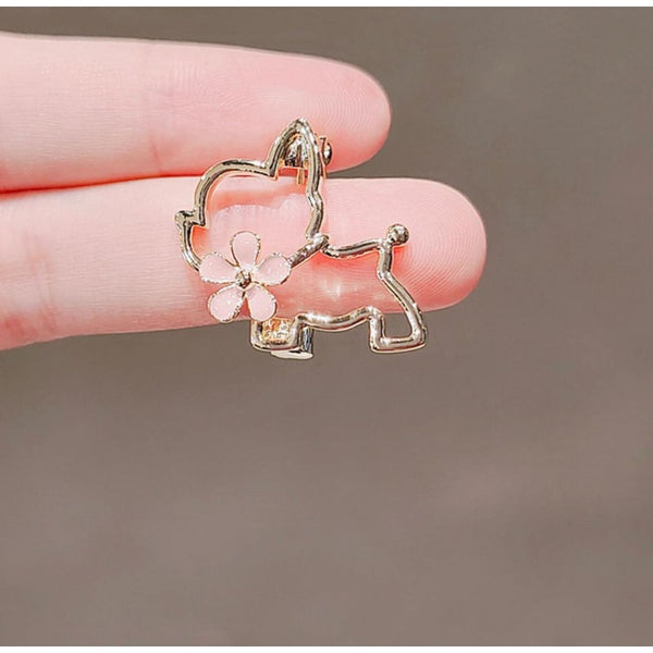 Dekoratīva emaljēta piespraude "Suns ar ziedu" (BZ210)