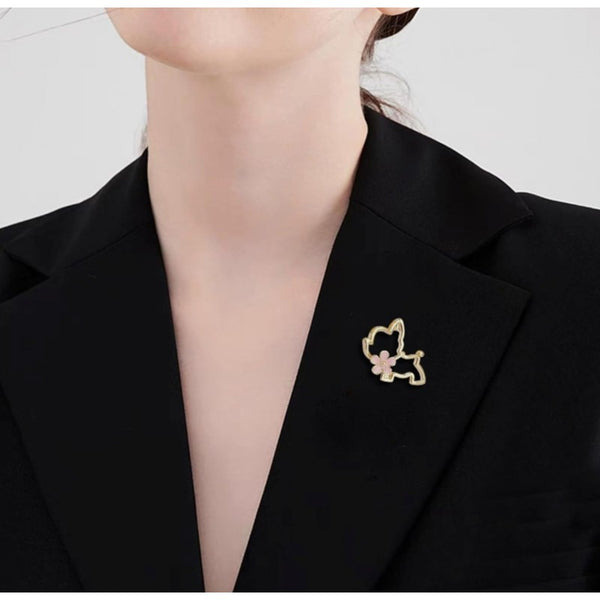 Dekoratīva emaljēta piespraude "Suns ar ziedu" (BZ210)