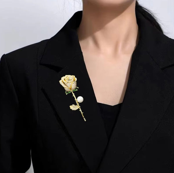 Eleganta broša ar rozi, dekorēta ar cirkoniem un pērlēm E49 N328