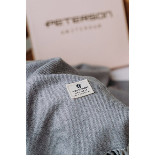 Eleganta pelēka šalle ar bārkstīm - Peterson P56