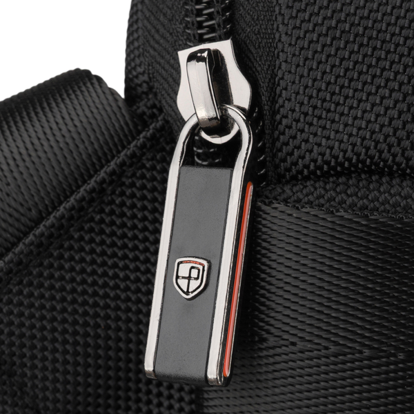 Vīriešu mazā melnā "Peterson" vieglā pilsētas soma pāri plecam (crossbody), aizverama ar rāvējslēdzēju, no tekstila D89
