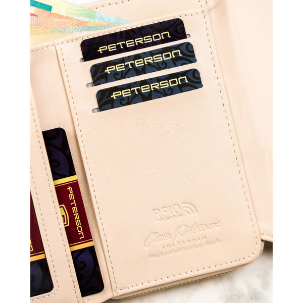 Sieviešu smilškrāsas Peterson eko ādas maks ar viegli rievotu tekstūru, aiztaisāms ar spiedpogu ST52