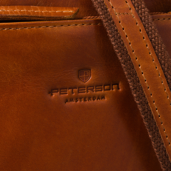 Neliela brūna vīriešu plecu soma no dabīgās ādas ar rāvējslēdzēju "Peterson" RT4
