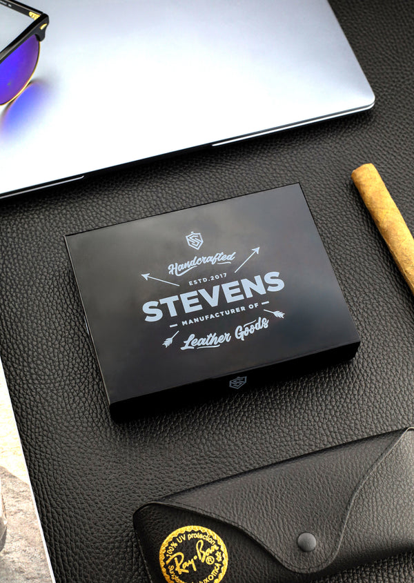 Dāvanu komplekts vīriešiem – STEVENS ādas maks ar RFID aizsardzību, izdzīvošanas karte un dāvanu maisiņš 326A