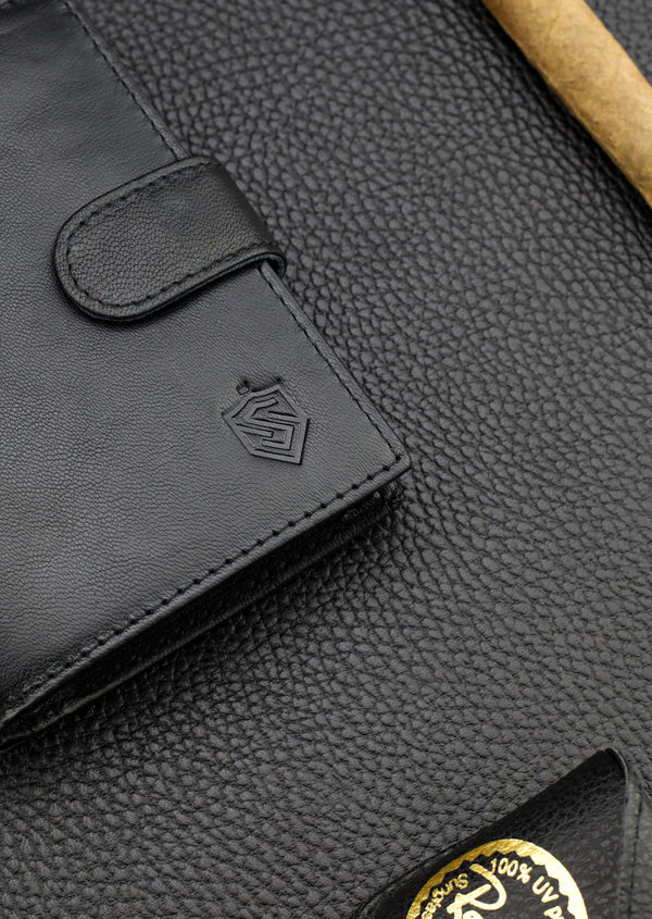 Dāvanu komplekts vīriešiem – STEVENS ādas maks ar RFID aizsardzību, izdzīvošanas karte un dāvanu maisiņš 326A